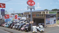 掛川国一支店展示場(未使用車が40台位展示)