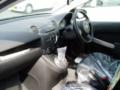 デミオ(マツダ)１３C　D.Cパッケージ未使用車 3