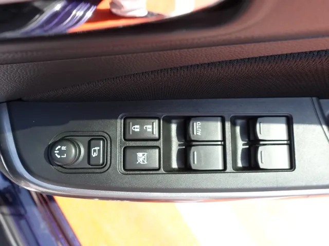 スイフト(スズキ)XGリミテッド　セーフティパッケージレス仕様車ディ-ラ-試乗車 11