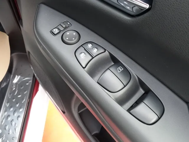 セレナ(ニッサン)ハイウェイスターＶセーフティパックＡ登録済未使用車 14