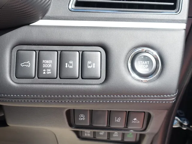 デリカD:5(三菱)G パワーパッケージ 7人 ナビ取付PKGⅠ オートステップ付レンタ登録済未使用車 22