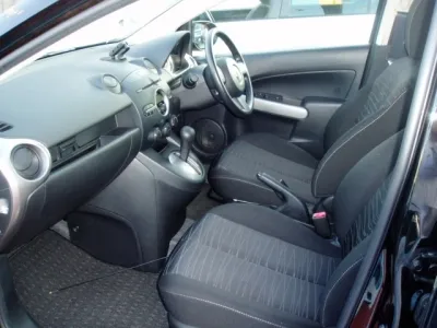 デミオ(マツダ)１３Ｃ-V　D.CパッケージCD付中古車 3