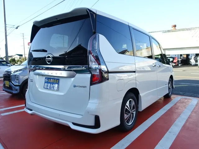 セレナ(ニッサン)eパワーハイウェイスターV  セーフティA リヤエアコン 防水シート登録済未使用車 15