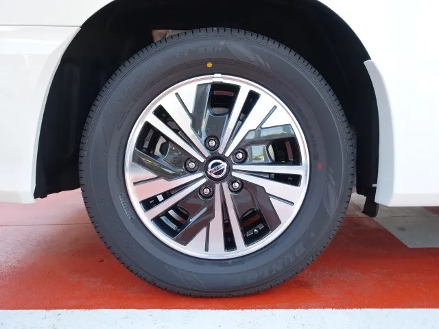 セレナ(ニッサン)eパワーハイウェイスターV  セーフティA リヤエアコン 防水シート登録済未使用車 16