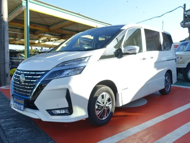 セレナ(ニッサン)eパワーハイウェイスターV  セーフティA リヤエアコン 防水シート登録済未使用車 1