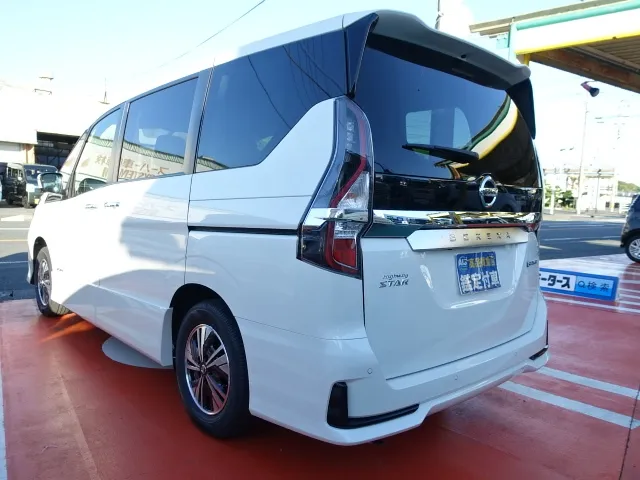 セレナ(ニッサン)eパワーハイウェイスターV  セーフティA リヤエアコン 防水シート登録済未使用車 2
