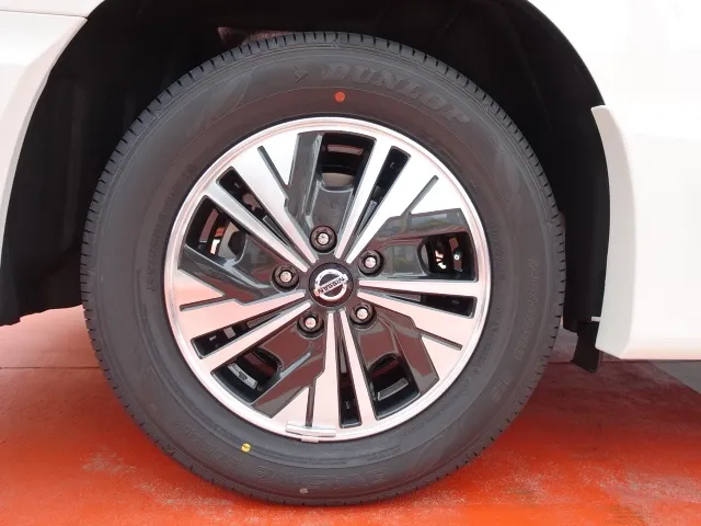 セレナ(ニッサン)eパワーハイウェイスターV  セーフティA リヤエアコン 防水シート登録済未使用車 12
