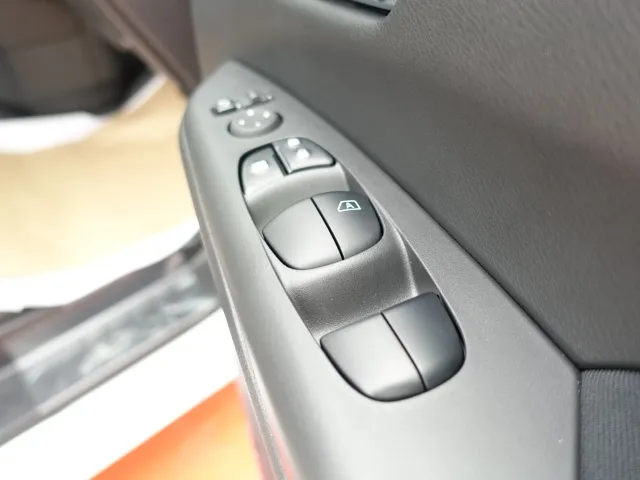 セレナ(ニッサン)eパワーハイウェイスターV  セーフティA リヤエアコン 防水シート登録済未使用車 13