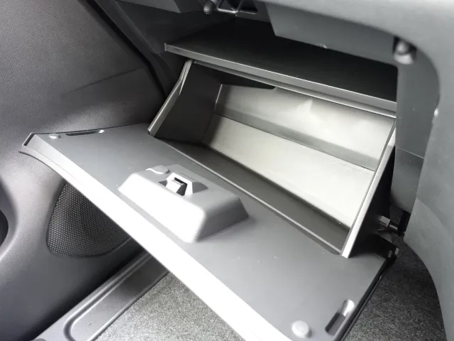 セレナ(ニッサン)eパワーハイウェイスターV  セーフティA リヤエアコン 防水シート登録済未使用車 22
