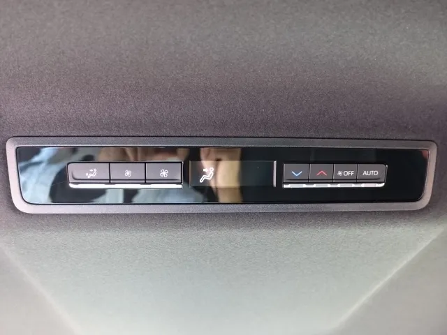 ノア(トヨタ)ハイブリッドS-Z プロジェクター式LED DVD登録済未使用車 7