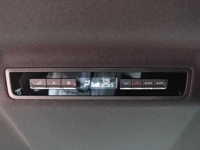 ノア(トヨタ)S-Z 7人 プロジェクター式LED DVD登録済未使用車 10
