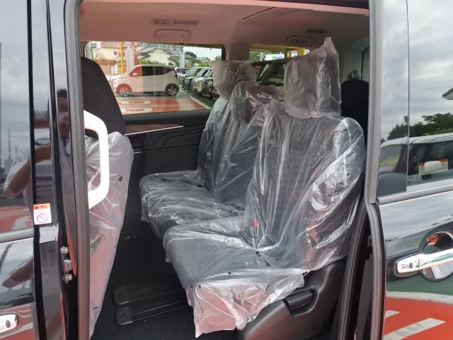 デリカD:5(三菱)Ｐ 8人 ナビ取付PKGⅡ オートステップ付登録済未使用車 4