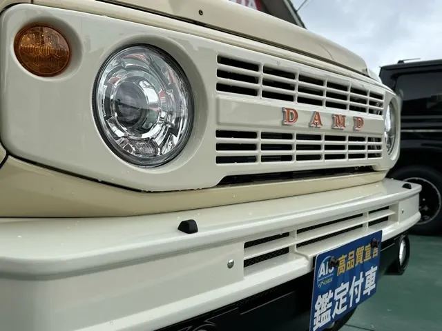 ジムニー(ダムド)XC リトルB WHITE EDITION届出済未使用車 23