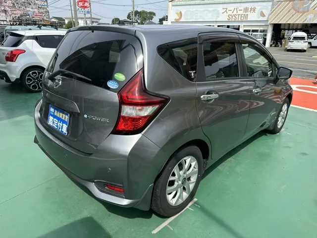 ノート(ニッサン)eパワーX中古車 10