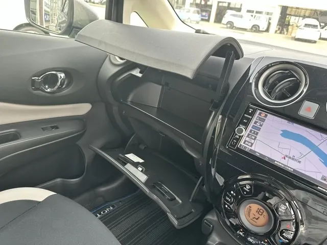 ノート(ニッサン)eパワーX中古車 26