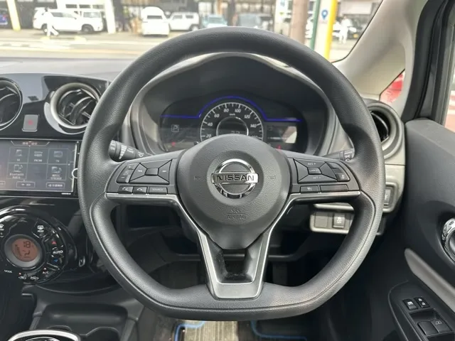 ノート(ニッサン)eパワーX中古車 6