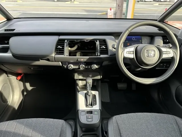 フィット(ホンダ)e：HEV ホーム登録済未使用車 6