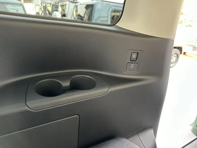 セレナ(ニッサン)ハイウェイスターV アラウンドビューモニター 12.3ナビ登録済未使用車 17