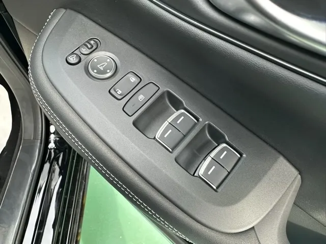 ZR-V(ホンダ)e：HEV Z BSI 後退出庫サポートレス登録済未使用車 14