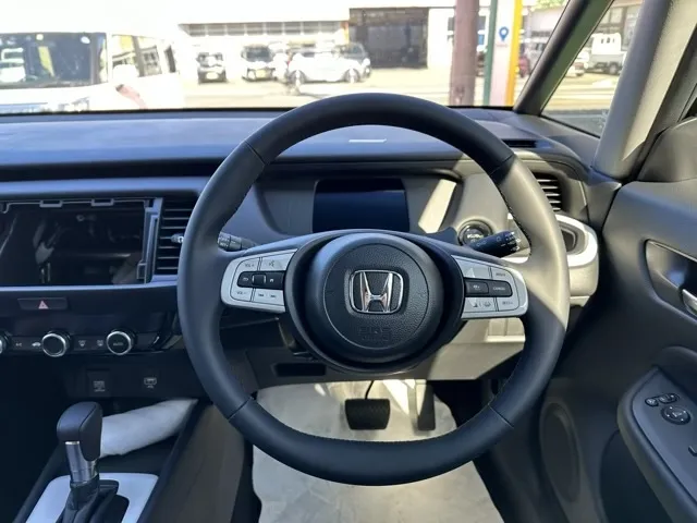 フィット(ホンダ)e：HEV ホーム登録済未使用車 6