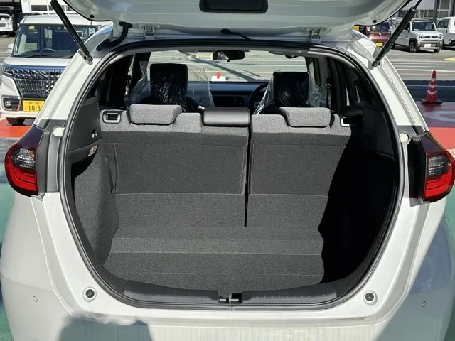フィット(ホンダ)e：HEV ホーム登録済未使用車 8