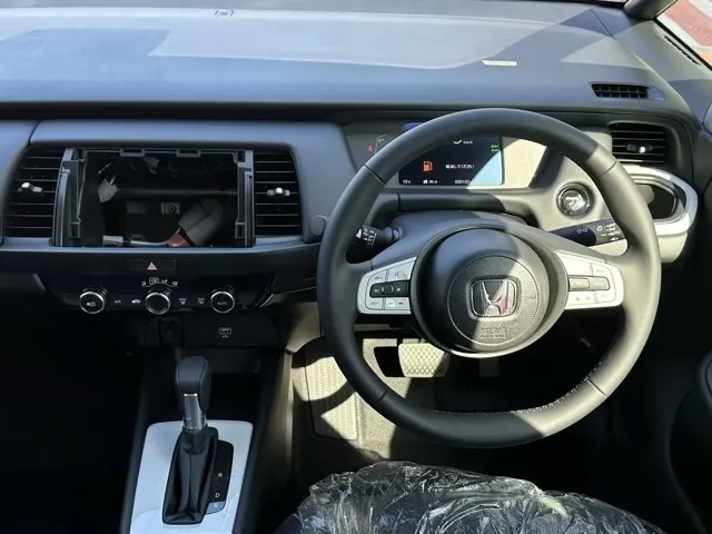 フィット(ホンダ)e：HEV ホーム登録済未使用車 10