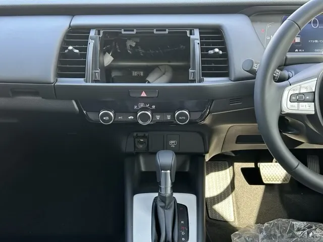 フィット(ホンダ)e：HEV ホーム登録済未使用車 11