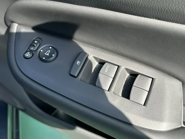 フィット(ホンダ)e：HEV ホーム登録済未使用車 18