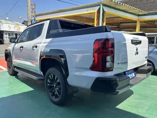 トライトン(三菱)GSR新車見本展示無 2
