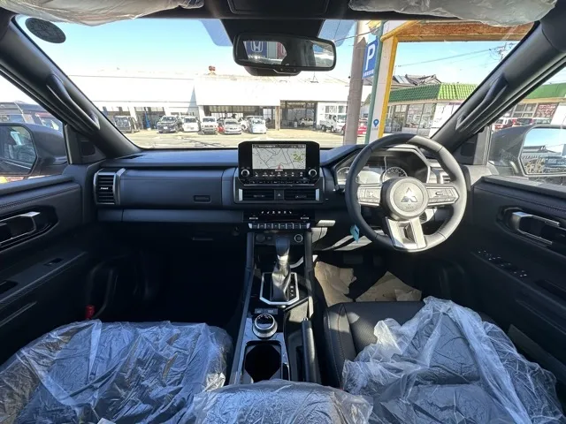 トライトン(三菱)GSR新車見本展示無 5