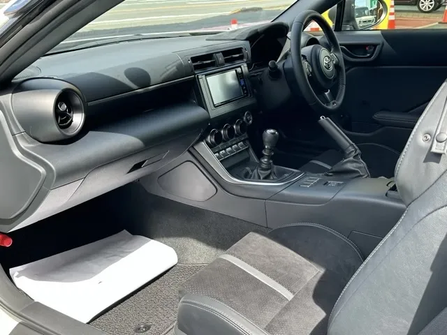 GR86(トヨタ)RZ 6MTディーラ-試乗車 3
