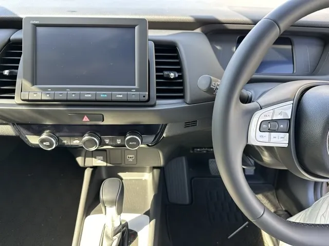 フィット(ホンダ)e：HEV ホーム登録済未使用車 12