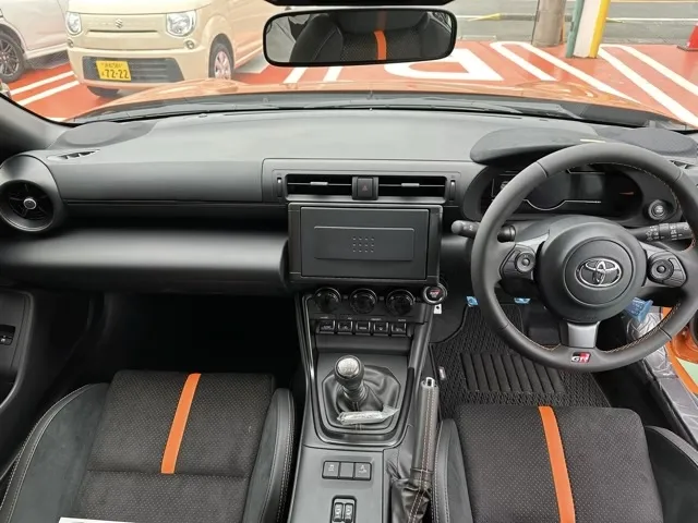 GR86(トヨタ)RZ 10thアニバーサリーLTD 6MT登録済未使用車 9