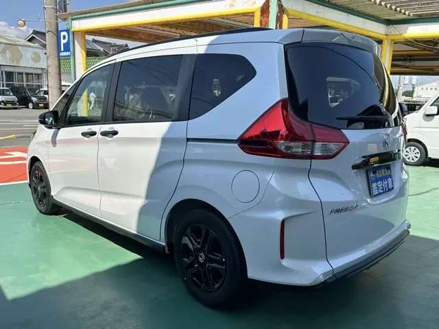フリード(ホンダ)クロスター BLACK STYLE登録済未使用車 2