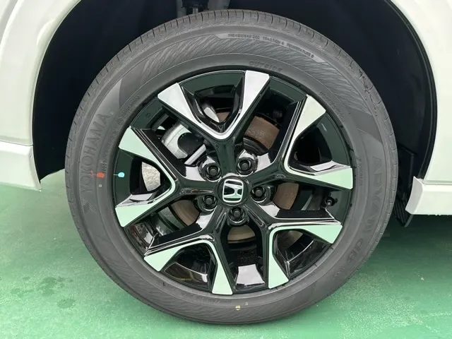 ZR-V(ホンダ)e：HEV Z BSI 後退出庫サポートレス登録済未使用車 13