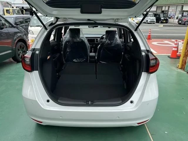 フィット(ホンダ)e：HEV ホーム ブラックスタイル登録済未使用車 10