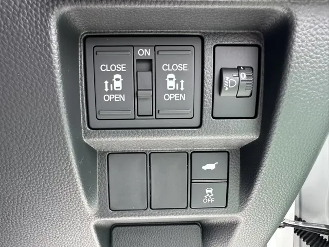 ステップワゴン(ホンダ)e・HEVスパーダ 7人登録済未使用車 22