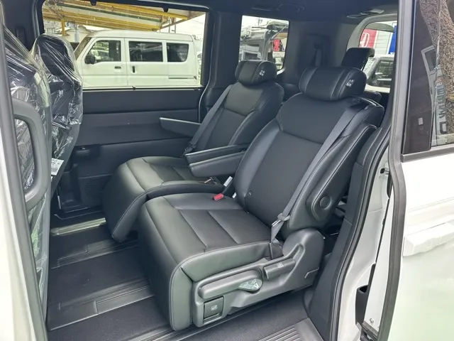 ステップワゴン(ホンダ)e・HEVスパーダ 7人登録済未使用車 4
