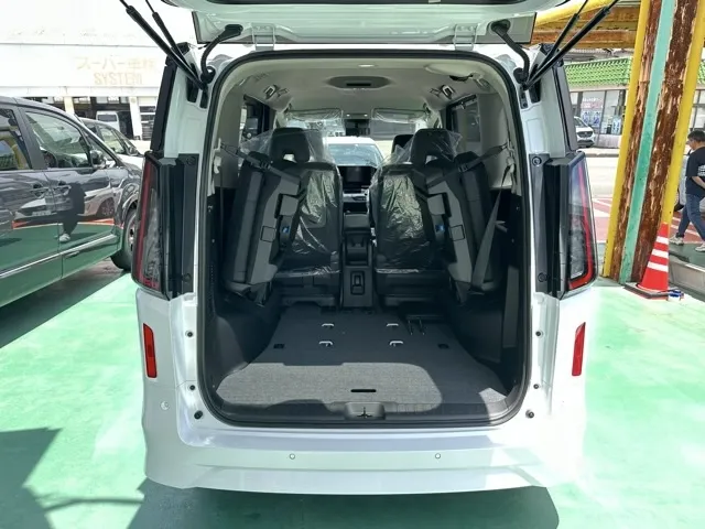 セレナ(ニッサン)ハイウェイスターV アラウンドビューモニター 12.3ナビ登録済未使用車 13