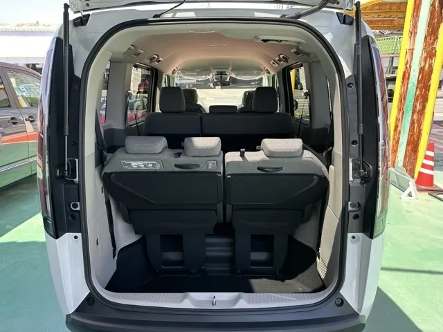 ステップワゴン(ホンダ)e・HEVエアー 8人登録済未使用車 12