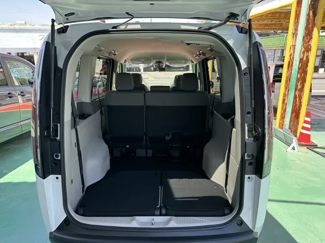 ステップワゴン(ホンダ)e・HEVエアー 8人登録済未使用車 13
