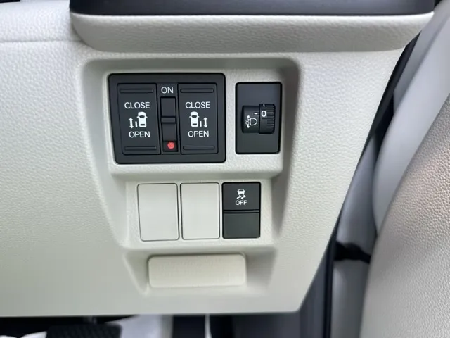 ステップワゴン(ホンダ)e・HEVエアー 8人登録済未使用車 18