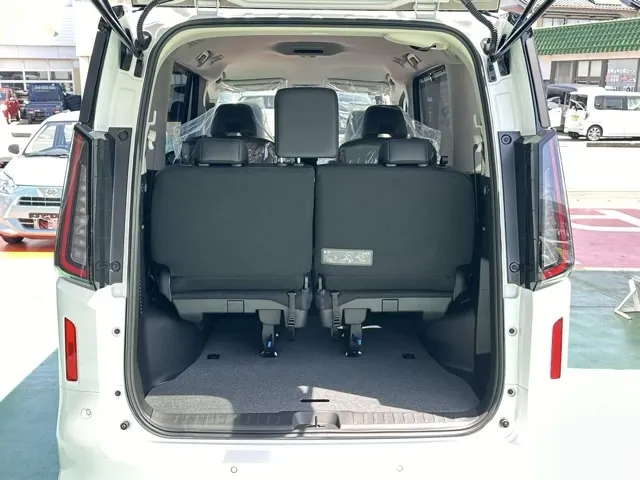 セレナ(ニッサン)eパワールキシオン登録済未使用車 10