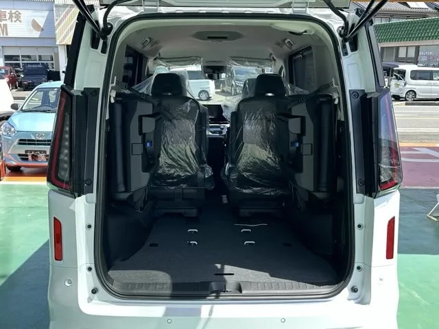 セレナ(ニッサン)eパワールキシオン登録済未使用車 11