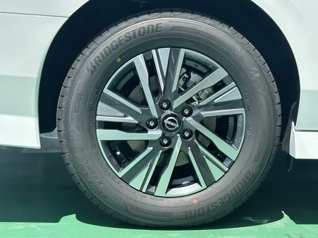 セレナ(ニッサン)eパワールキシオン登録済未使用車 13