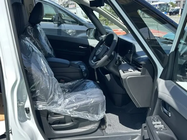 セレナ(ニッサン)eパワールキシオン登録済未使用車 14