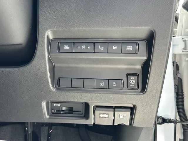 セレナ(ニッサン)eパワールキシオン登録済未使用車 16