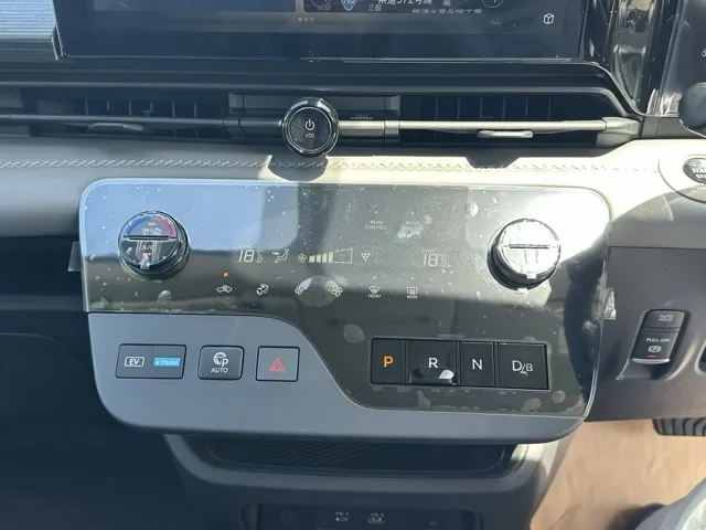 セレナ(ニッサン)eパワールキシオン登録済未使用車 21