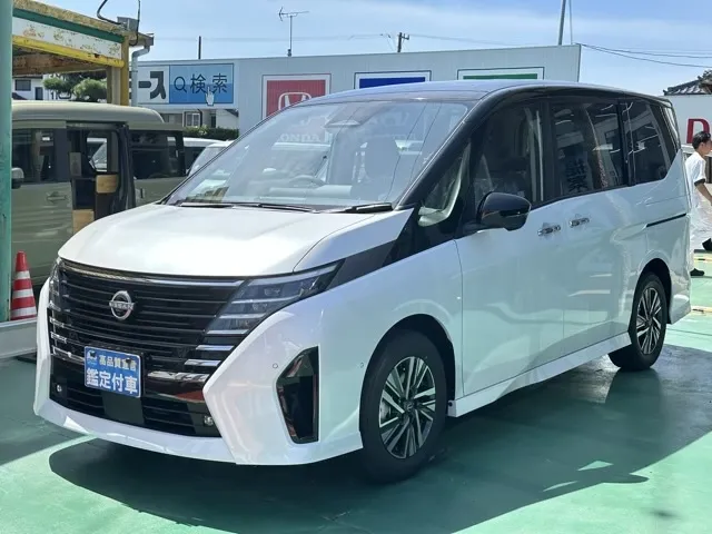 セレナ(ニッサン)eパワールキシオン登録済未使用車 1