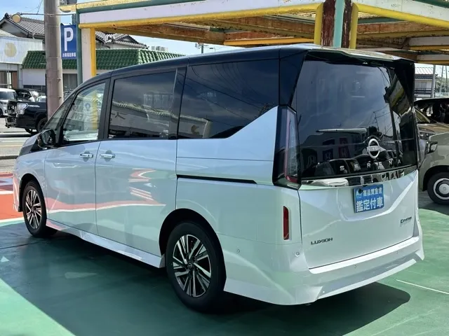 セレナ(ニッサン)eパワールキシオン登録済未使用車 2